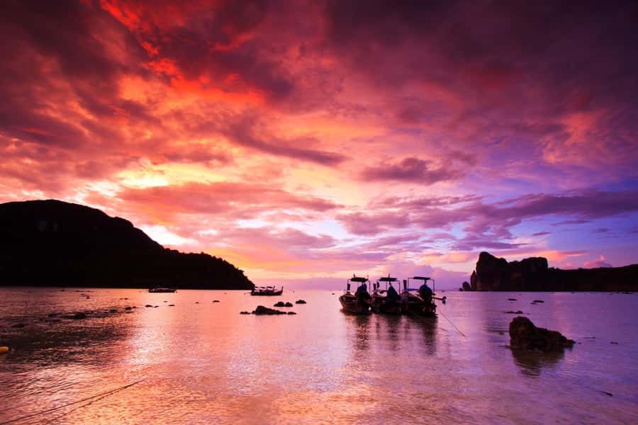 Phi Phi & 4 Islands sunset tour plus bioluminescent plankton - Crowd, safety, and the reality of shared speedboats