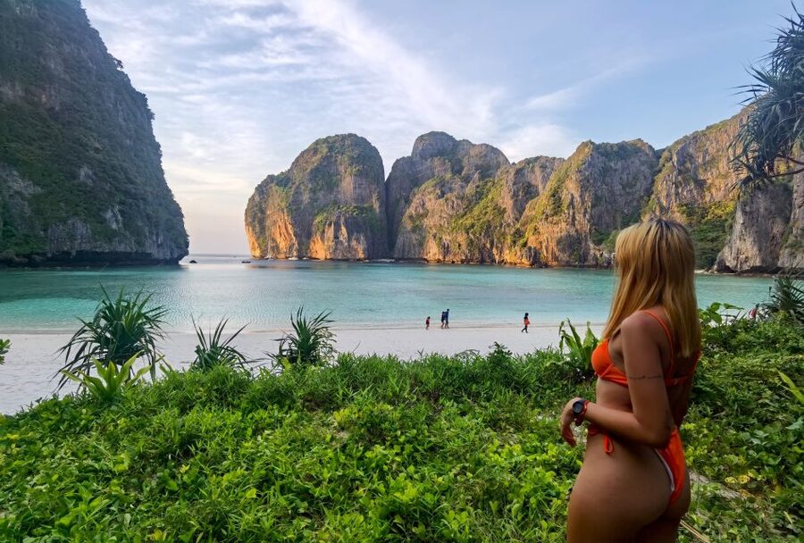Phi Phi: Morning Speedboat Tour to Maya Bay with Snorkel - Sunrise to Maya Bay, the crowds are still loading
