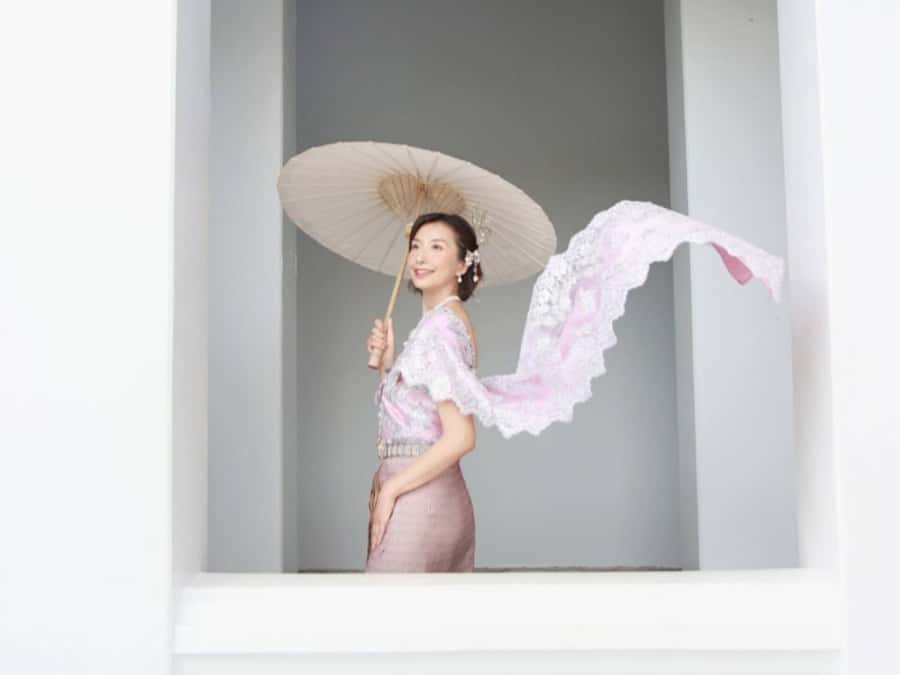 Photoshoot in Thai Costume - Wat Arun Backdrops and Photo Angles You’ll Actually Want