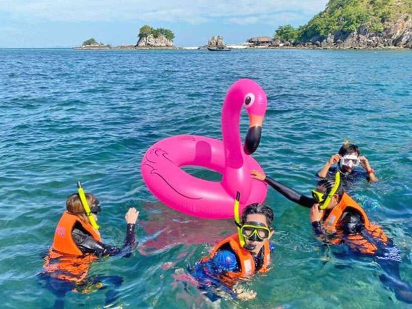 Phuket: 3 Khai Islands Snorkeling Tour - Crowds, boats, and beach bed realities