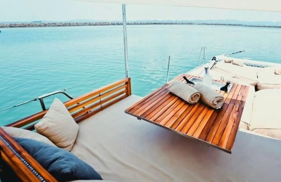 Phuket: Coral and Racha Islands Hype Luxury Catamaran - The DJ sunset and the return-party energy