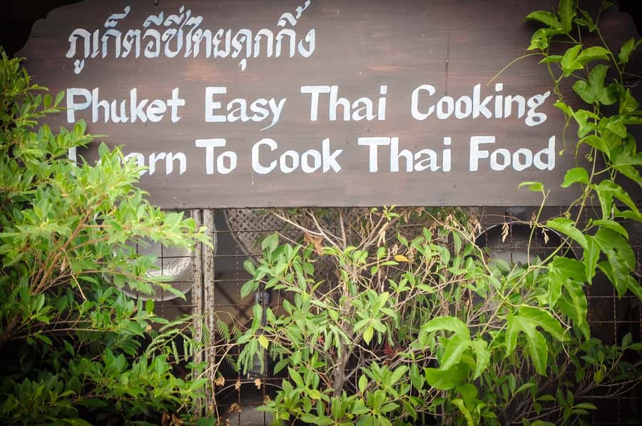 Phuket: Half Day Easy Thai Cooking Class & Local Market Tour - What you cook each day: the Phuket menus that keep things interesting