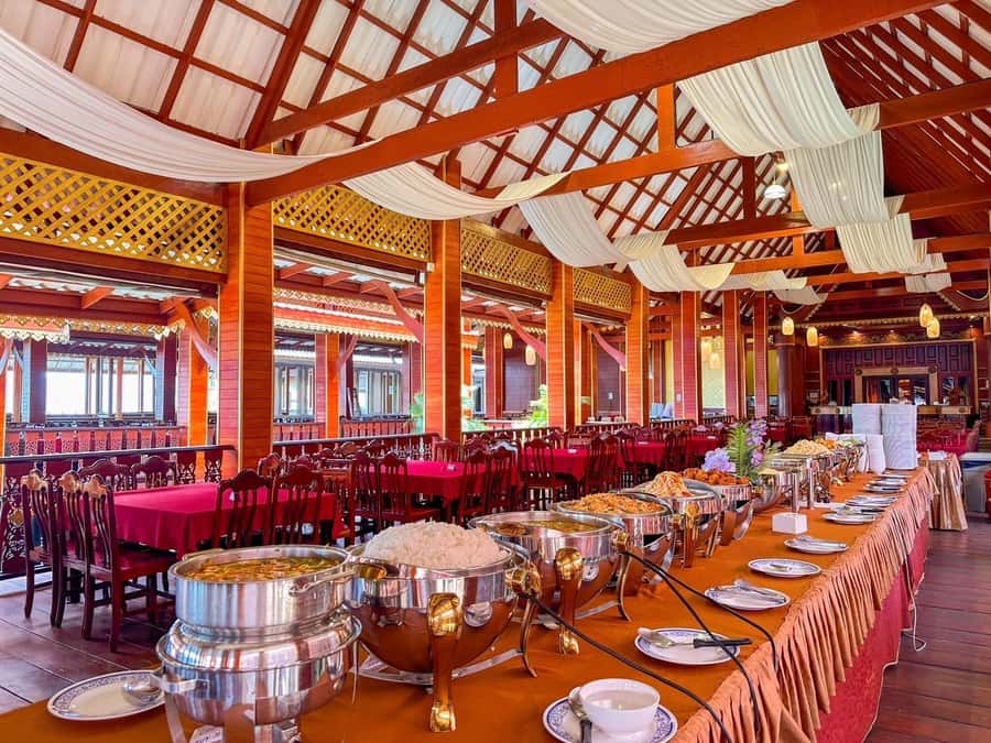 Phuket: James Bond 5 Islands Speedboat Tour with Lunch - Ko Panyi Floating Village Lunch at New Fern Restaurant: Where the Day Gets Comfortable
