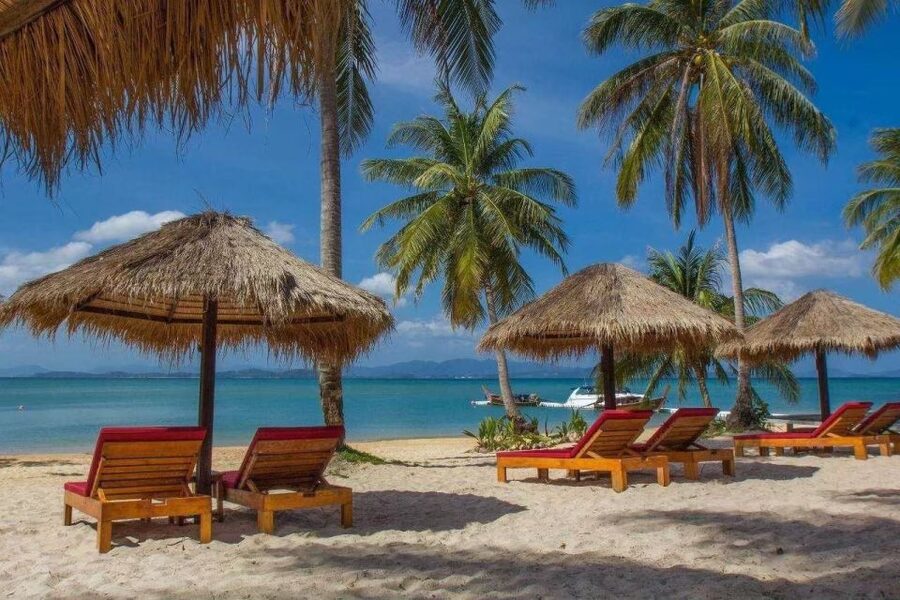 Phuket: James Bond and Laem Haad Beach by Speedboat - Private Palm Beach on Yao Yai: floating water park fun