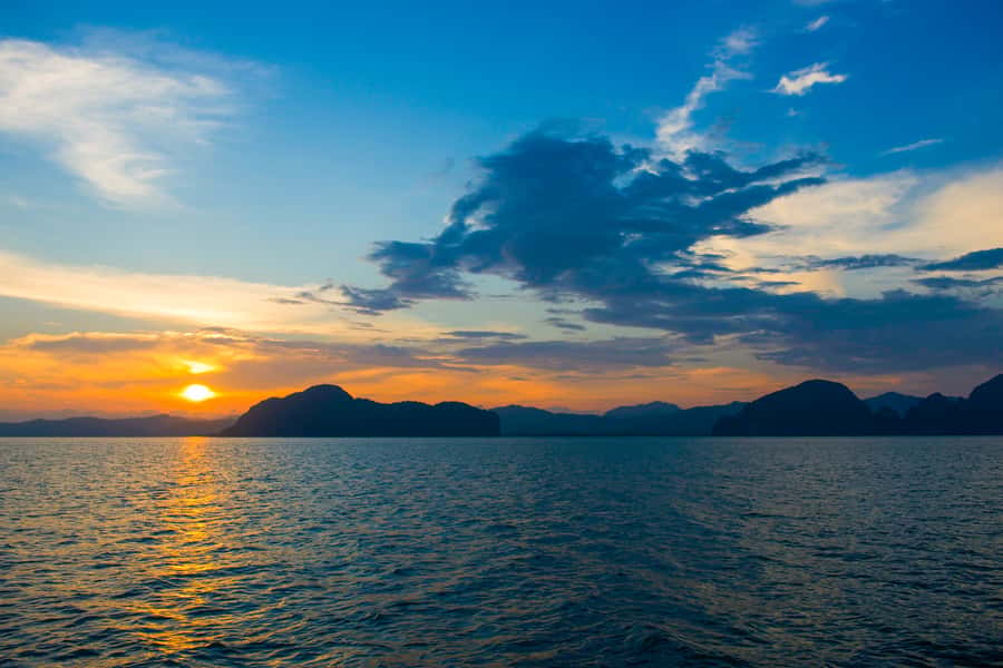 Phuket: James Bond Island Luxury Sunset Cruise - Sunset dinner cruising: Getting a panoramic table before the light fades