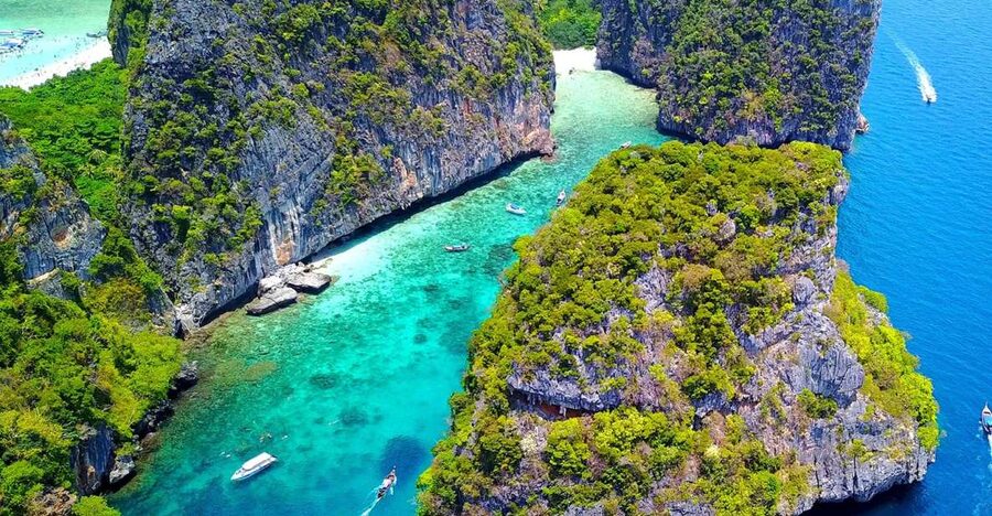 Phuket/Khao Lak: Snorkeling Trip to Phi Phi & Bamboo Islands - Koh Phi Phi Don: lunch and the one calmer window of the day