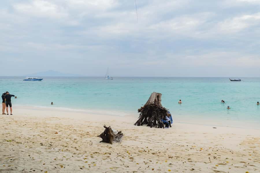 Phuket: Phi Phi, Bamboo & Maithon by Premium Speed Catamaran - Phi Phi Don: lunch plus a local food market break