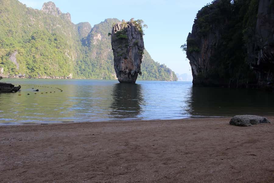 Phuket: Phi Phi & James Bond Island Combo Day Tour w/Lunch - Ko Phi Phi Don: halal lunch, coffee breaks, and real snorkeling time