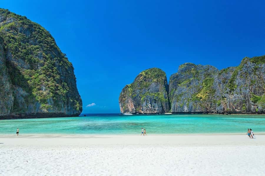 Phuket: Phi Phi Maya Bamboo Island By Speed Catamaran - Phi Phi Don lunch on the beachfront, plus a real break from salt air