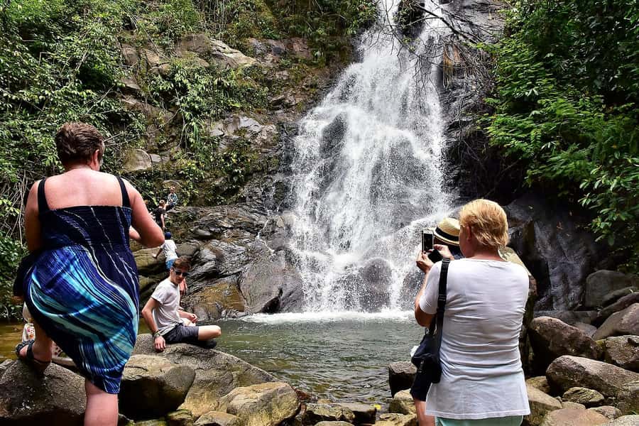 Phuket: Turtles, Rafting & Elephants Private Ethical Tour - Wat Lak Kaen temple visit: relic story, temple etiquette, and photo time