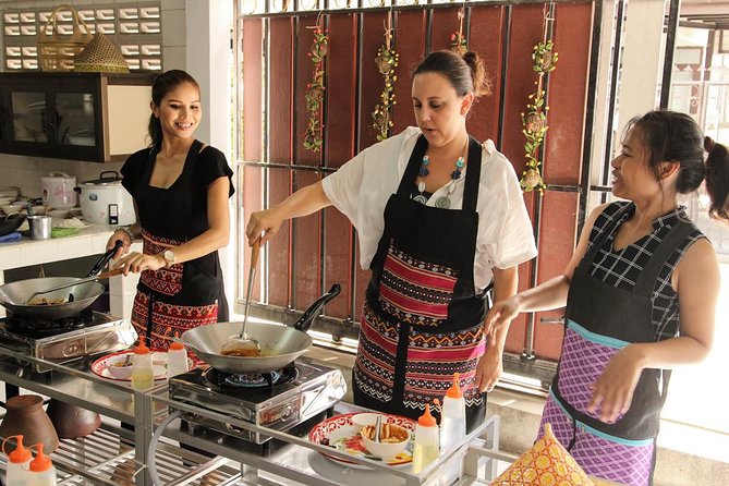 Pink Chili - Thai Cooking Class and Market Tour in Bangkok - Entering Bangkok Thai cooking through On Nut fresh market