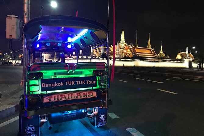 Private Bangkok Night City Tour by Tuk-Tuk with Thai Food - Thonburi and Wongwian Yai: local Bangkok before the monuments