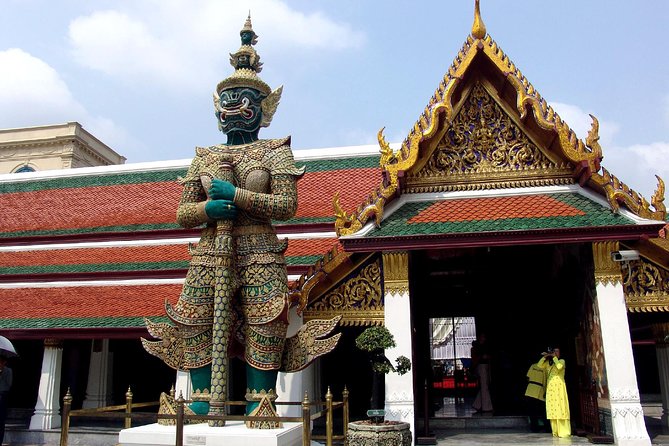 Private Tour: Grand Palace & Emerald Buddha Temple Experience - Wat Phra Kaew (Emerald Buddha Temple): why this place is so tightly protected
