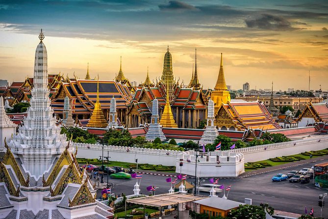 Private Tour: Grand Palace & Emerald Buddha Temple Experience - The guide experience: where you’ll feel the difference most