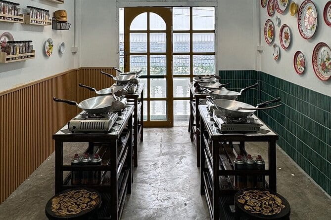 Private Tour: Grand Palace,Wat Phra Kaew, Museum&Cooking Class - Chao Phraya lunch at Rongros, with Wat Arun across the water