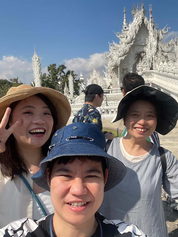 Private trip Chiang Rai Day trip, White Temple, Blue temple - A long Chiang Rai day starts with smart private-car logistics
