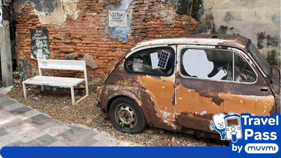 Rent private e-tuk tuk with driver in Bangkok - How communication and chat support help you stay in control