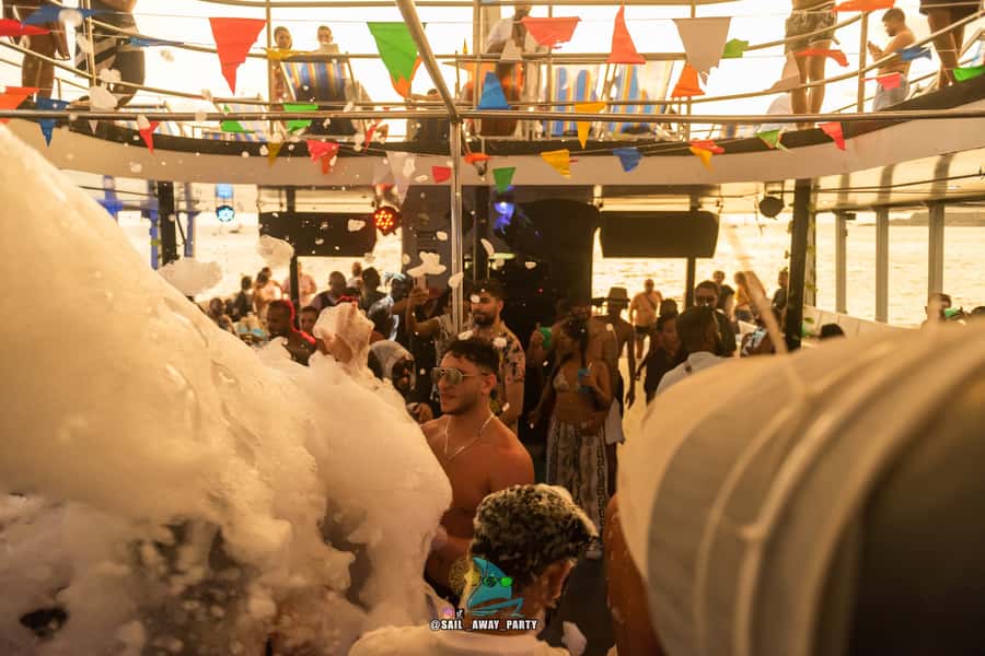 Sailaway Phuket Boat Party - Buffet Lunch on a Boat That Holds up to 400