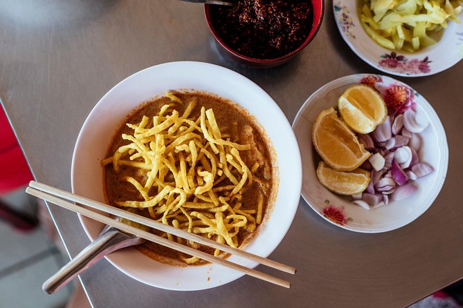 The 10 Tastings of Chiang Mai With Locals: Private Street Food Tour - Chang Phueak Monument and Thai tea that you can actually customize