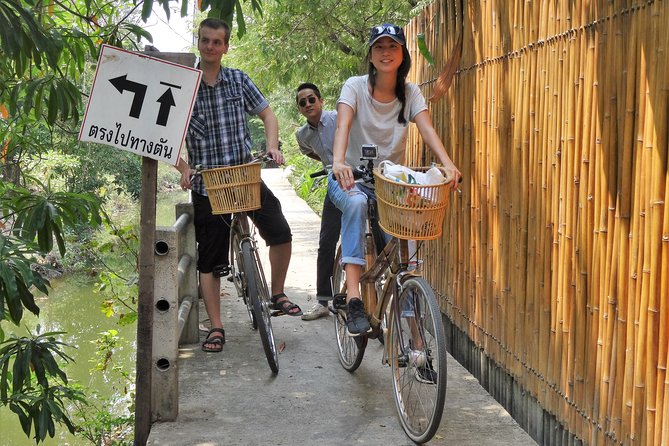 The Original Bicycle Tour in the Green Jungle of Bangkok - Choosing your bike at Pae Jaeb Bike Rental and getting safety guidance