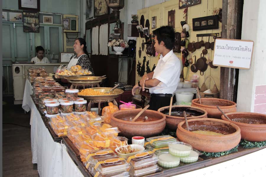 Weekend Amphawa Floating Market & Train Market Private Tour - What to eat, and how to budget for snacks and alcohol