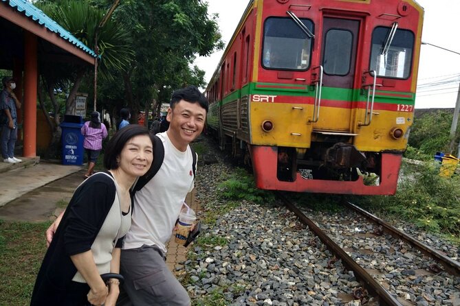 Wheelchair & Luxury Tour to Floating & Railway Markets - The Chinese shrine moment: a cultural stop between the markets